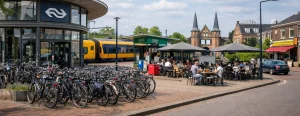 Omgeving bij station Sneek met fietsen en terras