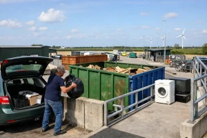 Man lost afval bij containers op de milieustraat in Sneek.